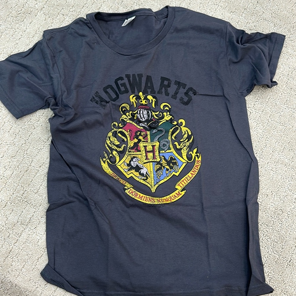 Kids Hogwarts shirt size Medium